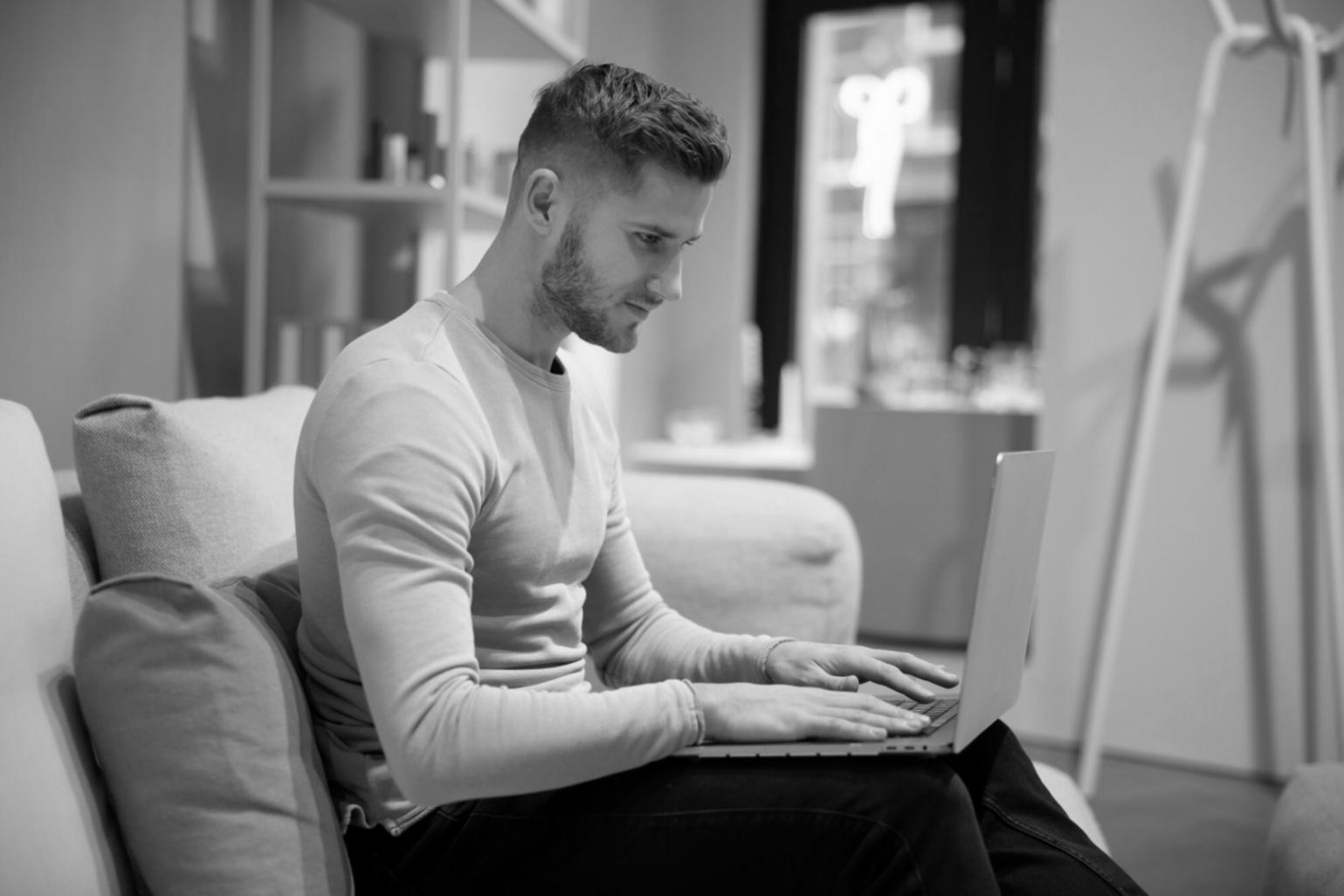 Modernes Büro mit professioneller Arbeitsumgebung
